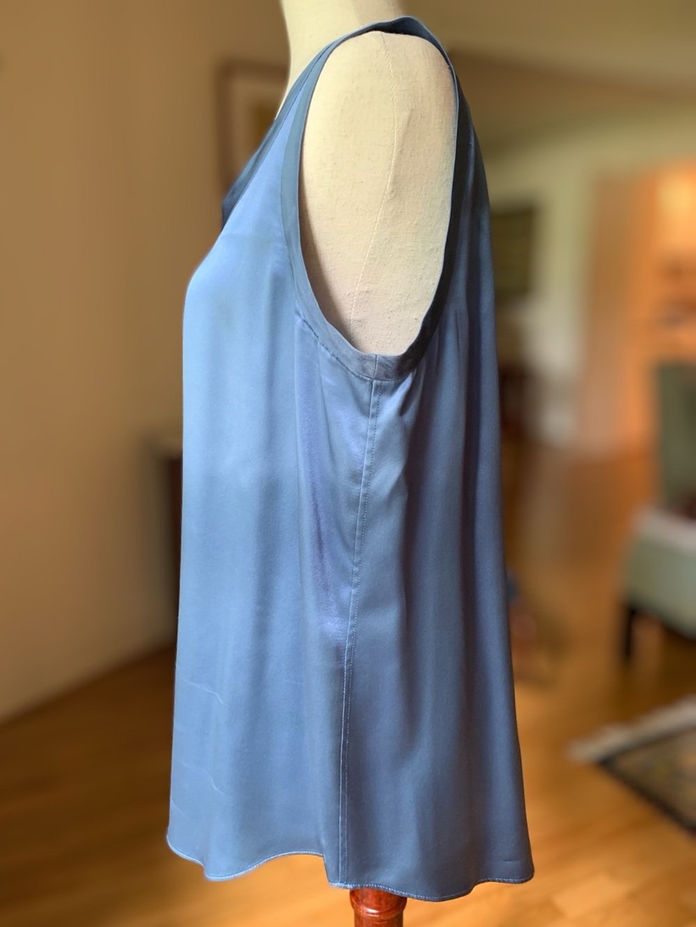 Lafayette 148 New York 100% Silk Sleeveless Shell Top Blue Medium - Picture 3 of 11